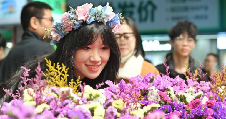 Kunming Flower Expo Showcases Yunnan’s Quality Flowers, Attracts Praise from International Buyers